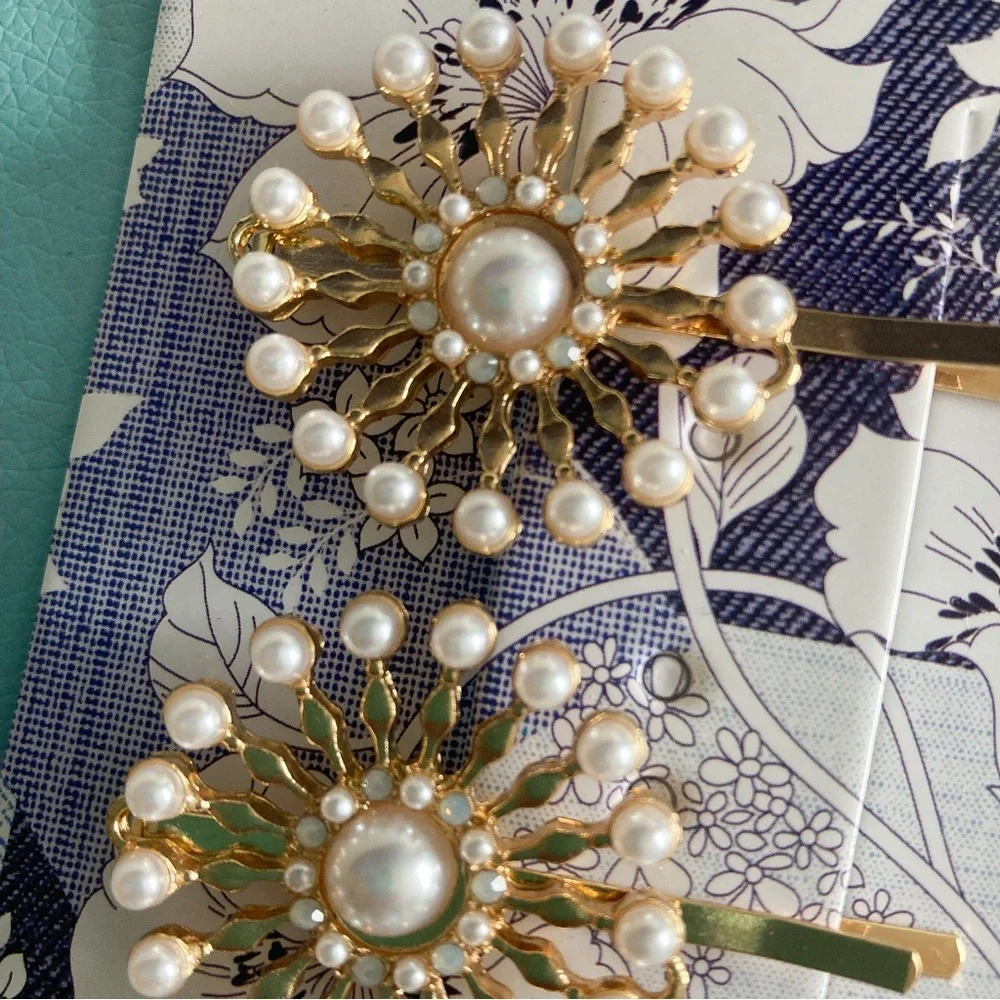 NWT Pearl and Gold Bobby Pins